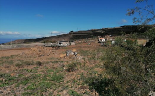 Finca con cuarto de aperos y estanque de agua en Alcalá