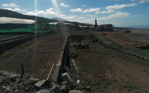 Finca con cuarto de aperos y estanque de agua en Alcalá