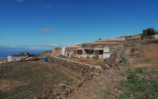 Finca con cuarto de aperos y estanque de agua en Alcalá