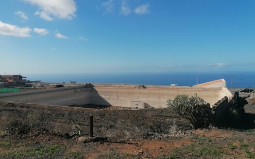 Finca con cuarto de aperos y estanque de agua en Alcalá