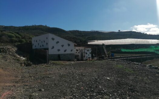 Finca con cuarto de aperos y estanque de agua en Alcalá