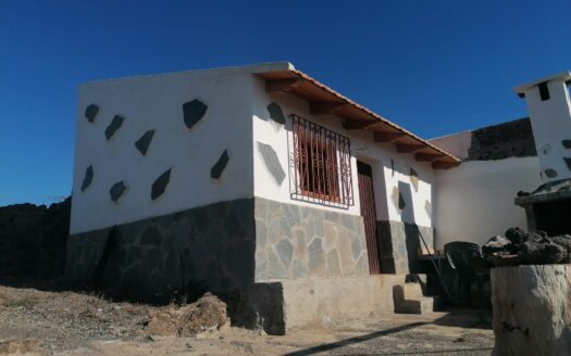 Finca con cuarto de aperos y estanque de agua en Alcalá
