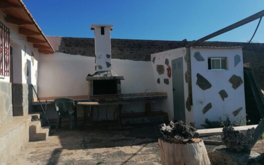 Finca con cuarto de aperos y estanque de agua en Alcalá
