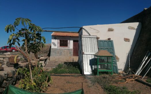 Finca con cuarto de aperos y estanque de agua en Alcalá