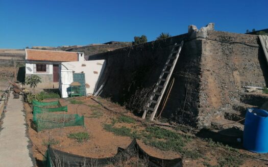 Finca con cuarto de aperos y estanque de agua en Alcalá
