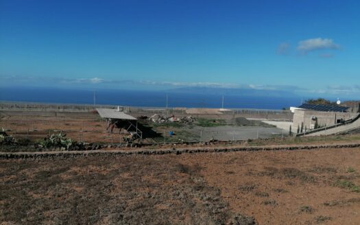 Finca con cuarto de aperos y estanque de agua en Alcalá