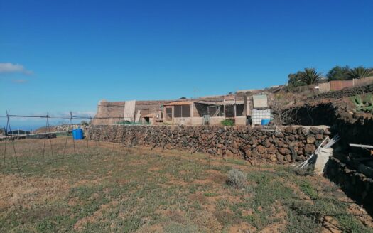 Finca con cuarto de aperos y estanque de agua en Alcalá
