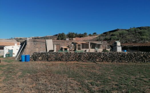 Finca con cuarto de aperos y estanque de agua en Alcalá